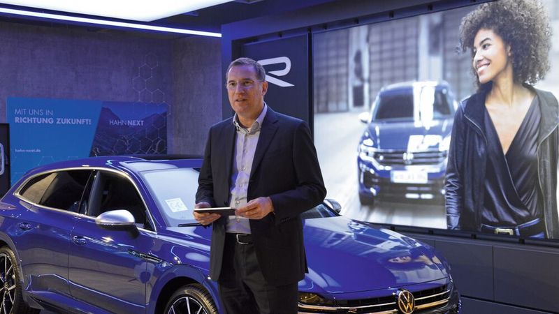 Steffen Hahn, geschäftsführender Gesellschafter der Hahn-Gruppe, eröffnete den neuen Store für Volkswagen R. (Bild: Achter – »kfz-betrieb«)