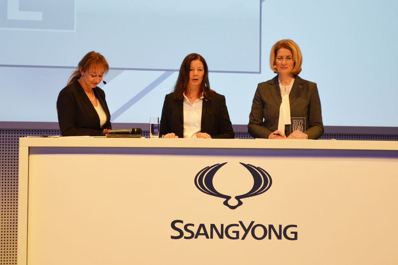 Einen Überblick über die PR- und Marketing-Aktivitäten von Ssangyong Deutschland gaben Ute Margetts (Mitte) und Claudia Hein-Riemann (rechts). (Seyerlein / »kfz-betrieb«)