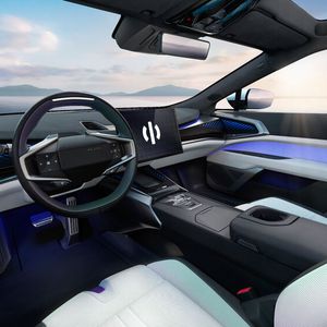 Weiche Bio-Stoffe, fließende Ambiente-Beleuchtung, Audiosystem mit 23 Lautsprechern und ein Touchscreen, der sich Fahrer oder Beifahrer zuwenden kann – der Innenraum ist zweifellos hochwertig.(Bild:  Human Horizons)