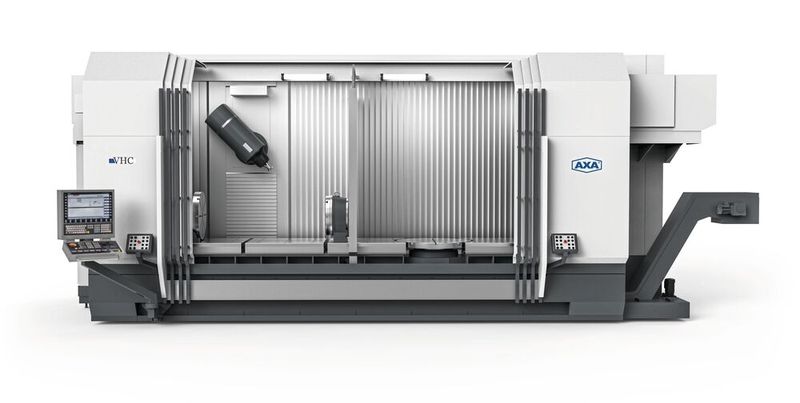 Mit der größeren VHC zeigt AXA ein Fahrständer-Bearbeitungszentrum für die 5-Achs-Bearbeitung, das unterschiedliche Bearbeitungskonzepte in einer einzigen Maschine vereint. (Bild:  AXA Entwicklungs- und Maschinenbau GmbH)
