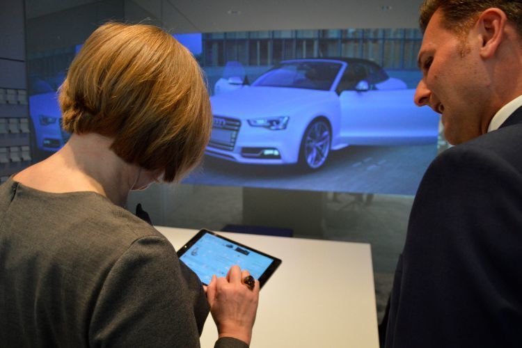 Kunden können im Audi-Zentrum Bielefeld ihr Wunschfahrzeug per Tablet konfigurieren und sich an einem Großbildschirm detailgenau anzeigen lassen. (Foto: Achter / »kfz-betrieb«)
