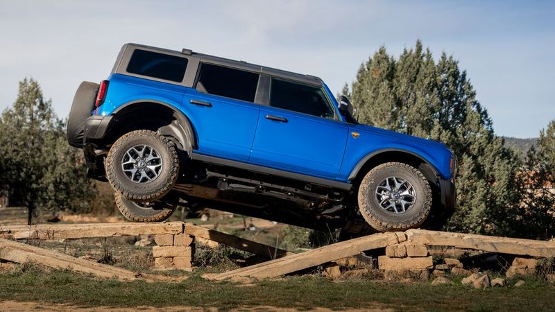 Lose Steinplattten nimmt der Offroader ganz gelassen. (Bild: Ford)