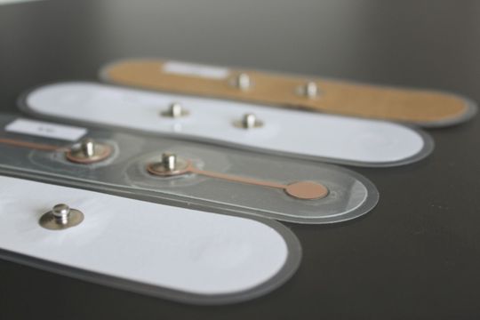 Elektroden aus Papier und Kupferpaste liefern vergleichbare Signale wie der aktuelle Goldstandard und schneiden deutlich besser in allen Tests zu Umweltauswirkungen ab.(Bild:  Screentec)