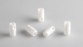 Componente per un autoiniettore, prodotto con precisione millimetrica su una macchina Engel E-Mac. (Bild: Angeli)