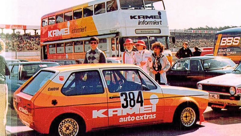 1975 sorgte ein Doppeldeckerbus an den Boxen der Formel-V-Rennstrecken für Aufsehen. Es war das mobile Hauptquartier des Formel-V-1600-Teams, unterstützt von Uwes Moden, Kern und Kamei. Zu seinen Fahrern gehörten Prinz Leopold von Bayern („Poldi“ für seine Freunde und Fans) und ein gewisser Keke Rosberg. Der „Fliegende Finne“ ließ seine Konkurrenten in die Knie gehen, gewann die ONS-Meisterschaft und nahm die Castrol-GTX-Trophäe mit nach Hause.1977 folget der über 175 PS starke und gerade einmal 750 Kilogramm schwere Racing-GTI als der schnellste Golf der Welt. Den Spurt auf 100 km/h schaffte er in deutlich weniger als sieben Sekunden, die maximale Geschwindigkeit lag bei rund 220 km/h.  (Bild: Kamei)