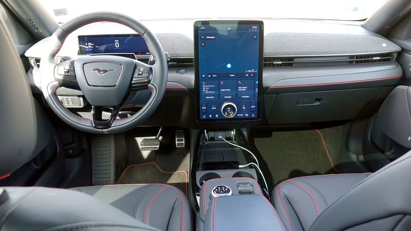 Der 15,5 Zoll große Touchscreen dominiert das Armaturenbrett. Doch die wichtigsten Fahrinfos sind in einem weiteren Display vor dem Fahrer zusammengefasst. (Bild: Rosenow/»kfz-betrieb«)