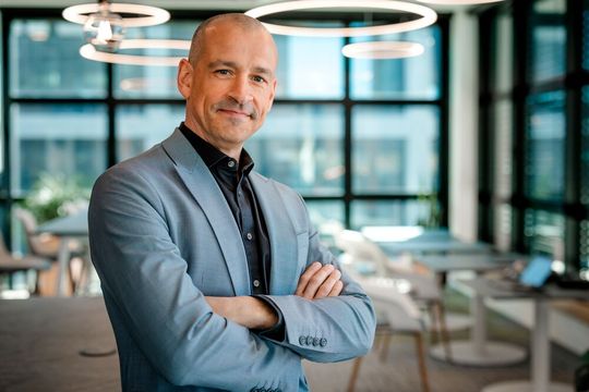 Frank Böllert, Country Manager Zentraleuropa bei PTC. „Gemeinsam mit dem ZVEI wollen wir digitale Ökosysteme, industrielle KI und datengetriebene Geschäftsmodelle vorantreiben und so zur nachhaltigen Wettbewerbsfähigkeit der Unternehmen beitragen.“(Bild:  PTC)