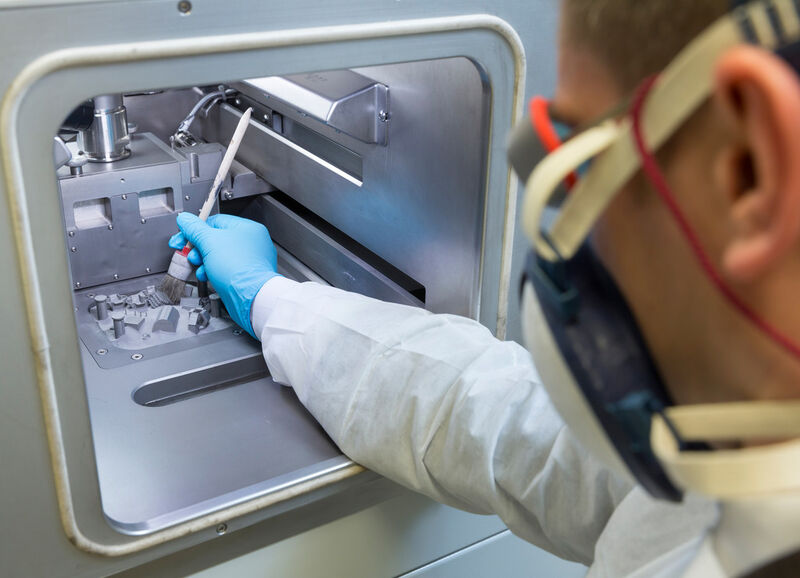 Ofenreiniger: Hat der Drucker fertig gedruckt, bleiben große Mengen Metallpulver übrig – diese müssen vorsichtig entfernt werden (Dietmar Gust, Siemens AG)