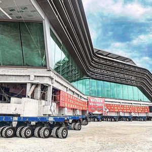 Das 90 Meter lange Hotel musste mit hoher Präzision nivelliert und 500 Meter weiter wieder positioniert werden. Auch galt es, das Gebäude einmal im und einmal gegen den Urzeigersinn um 63 Grad zu drehen.(Bild:  TII Scheuerle)