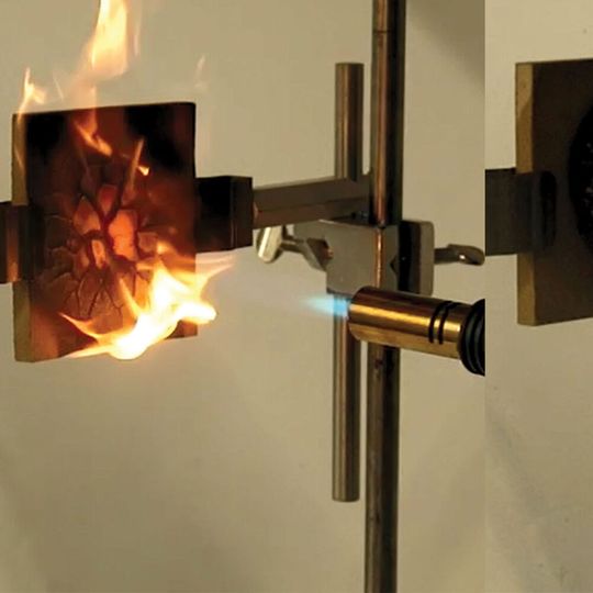 Dank dem Phosphorgehalt ist das neue Epoxidharz schwer entflammbar. Die linke Platte ist unbehandelt, die rechte wurde mit dem neuen Werkstoff beschichtet. Dank dem Phosphorgehalt ist das neue Epoxidharz schwer entflammbar. Die linke Platte ist unbehandelt, die rechte wurde mit dem neuen Werkstoff beschichtet.