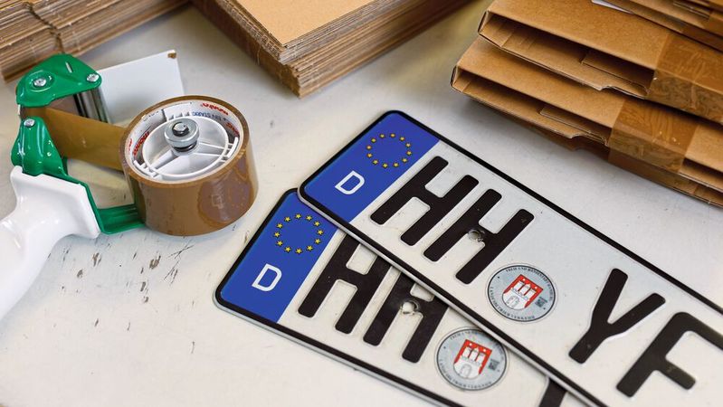 Zwischen den Jahren und über den Jahreswechsel planen einige Zulassungsstellen zu schließen. Für den Autohandel könnte das wegen der auslaufenden staatlichen Förderung für Plug-In-Hybride problematisch werden. (Bild:  Kroschke-Gruppe/Lars Franzen)