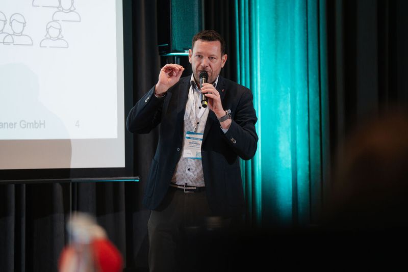 Anschließend ordnete Georg Woditsch, Leiter des Referats Digitalisierung bei der Alexiander GmbH, die Entwicklungen rund um die Telematikinfrastruktur ein.   (Bild: Manuel Emme)