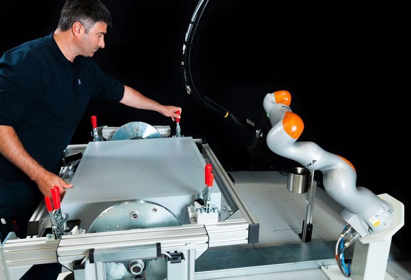 Bei Maschinen- und Anlagenbauer Dürr ist der LBE iiwa von Kuka im Einsatz. Als Lieferant schlüsselfertiger Anlagen für automatisierte Klebeprozesse entwickelt Dürr für die Automobilindustrie Roboterzellen mit Mensch-Roboter-Kollaboration (MRK). (Kuka)