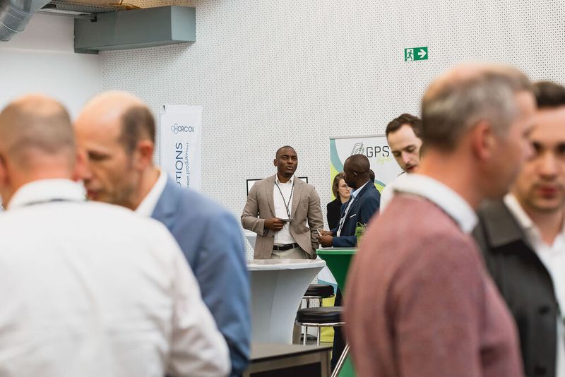 Konstruktion meets Produktion: Während der Pausen fand in der gemeinsamen Ausstellung der beiden Foren reger Austausch statt.  (Bild: Stefan Bausewein/VCG)