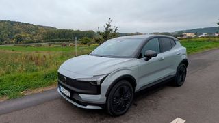 Darf es ein bisschen mehr SUV ein? Für alle, die diese Frage mit ja beantworten, ist die Cross-Country-Version eine interessante Alternative zum EX30. (Bild: Mauritz – VCG)