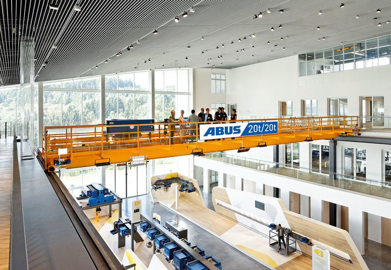 Mit etwa 8 m Fuß- und 10 m Augenhöhe haben die Besucher des „KranHaus“ die Möglichkeit, die Performance des Zweiträgerkrans auf einer Fahrt quer durch die Halle zu erleben. (ABUS)