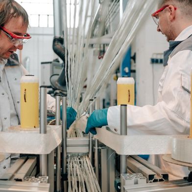 Pultrusion ist ein vollautomatisches Fertigungsverfahren, bei dem Fasern durch ein Harzbad geführt und als getränktes Material anschließend durch eine beheizte Form gezogen werden. Im ausgehärteten Zustand entsteht ein Profil mit besonders hoher mechanischer Festigkeit. (Bild: Fraunhofer IWU)