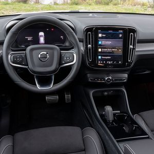 Die Materialien und deren Verarbeitung im Innenraum wirken hochwertig.(Bild:  Volvo)