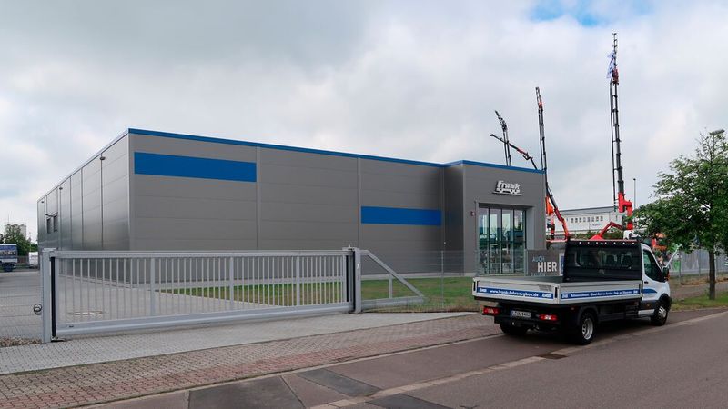 In der Multifunktionshalle werden von Frank aufgebaute Fahrzeuge ausgeliefert, Weiterbildungsmaßnahmen sowie Veranstaltungen von Partnerbetrieben durchgeführt, Teile gelagert und historische Fahrzeuge der eigenen Sammlung präsentiert. (Bild: Diehl – VCG)