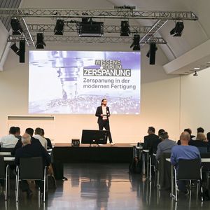 Begrüßung durch Benedikt Hofmann, Chefredakteur MM Maschinenmarkt.(Bild:  Oxana Gruber Photography)