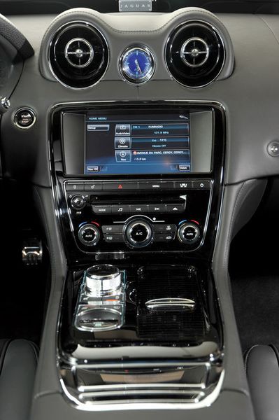 Eine Innovation im XJ ist ein 8-Zoll große Touchscreen-Display in der Mittelkonsole. Die neue „Dual-View“-Technologie gestattet es, dass Fahrer und Beifahrer gleichzeitig unterschiedliche Programme verfolgen können. (Archiv: Vogel Business Media)