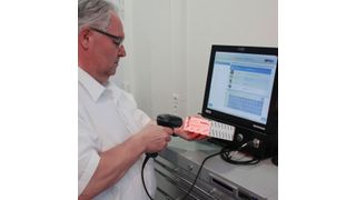 Per Barcode-Scanner werden Waren in das System eingelesen. Der TSM kontrolliert den Lagerbestand, bestellt selbstständig und verhindert so etwa Maschinenstillstandzeiten. (Bild: Bedrunka + Hirth )