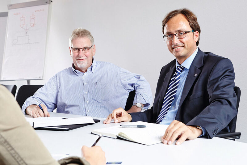 Produktmanager Robert Brüggemann (rechts) und Geschäftsbereichsleiter Burkhard Reploh (Bilder: Haver& Boecker)