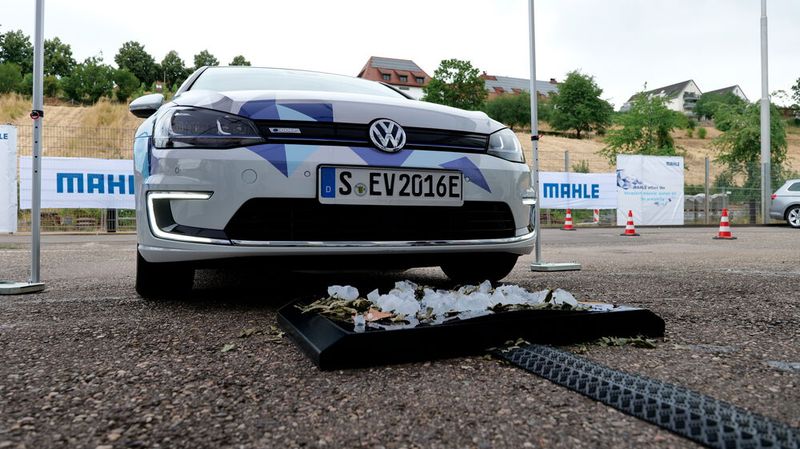 Das Positionierungssystem soll auch bei verschmutzten Ladeplatten zuverlässig funktionieren. (Bild: Schmidt – VCG)