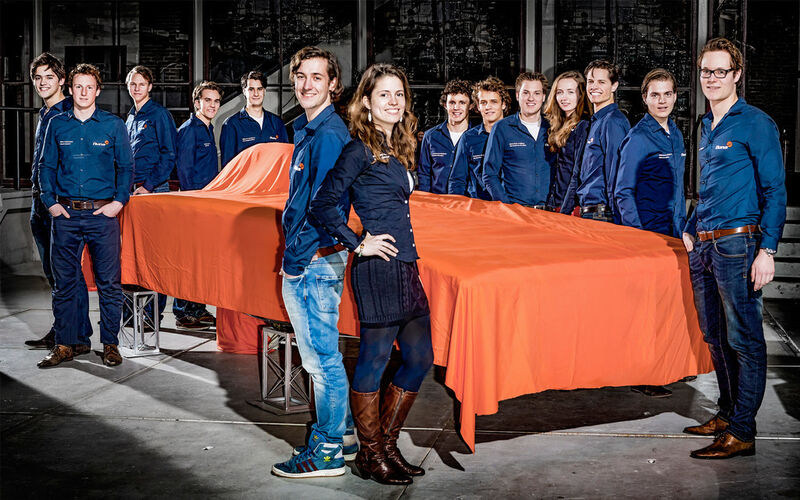 Marlies Hack (vorne rechts) ist der erste weibliche Kapitän des Nuon Solar Teams. (Hans-Peter van Velthoven/TU Delft)