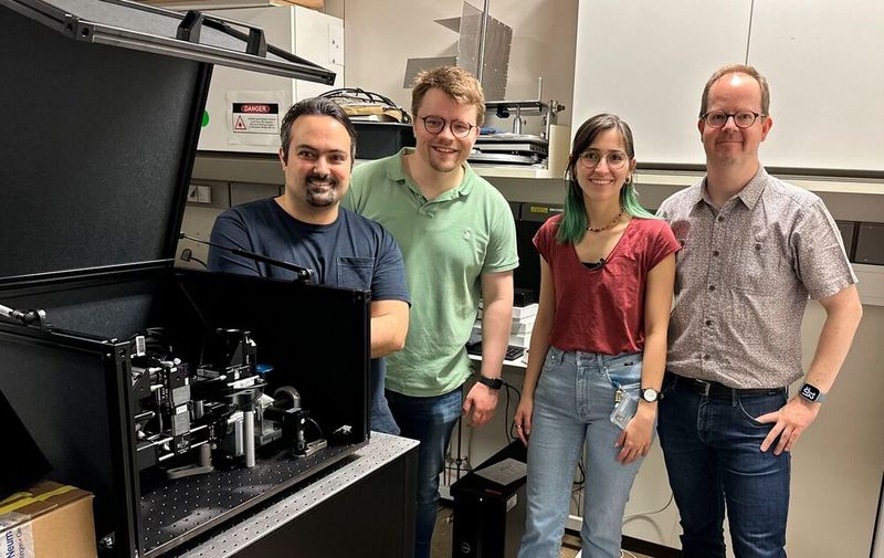 Teil des Forschungsteams, von links nach rechts: Dr. Mostafa Aakhte, Dr. Lennart Roos, Aleyna M. Diniz, Prof. Dr. Jan Huisken (Bild: Tobias Moser)