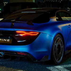 Das Heck des Fahrzeugs ist dunkler und mit einem spezifischen grafischen Design versehen.(Bild:  Alpine)