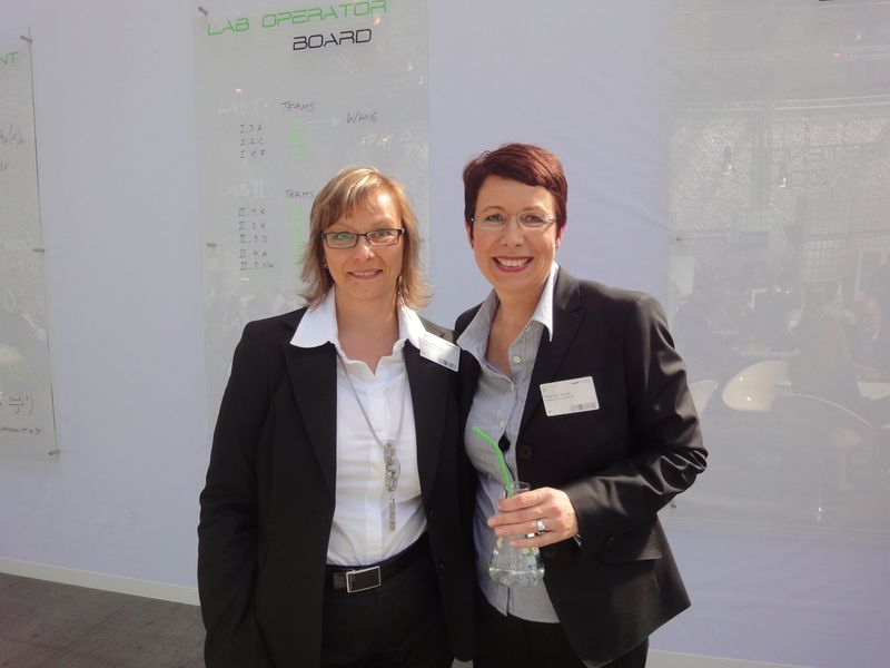 Claudia Feische und Andrea Camen, Actebis, freuen sich über eine gelungene Messe. (Archiv: Vogel Business Media)