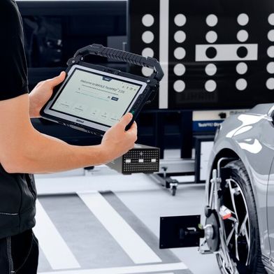 Mit flexibel bestückbaren Servicefahrzeugen können Betriebe künftig die Autos direkt beim Kunden warten und reparieren. (Bild: Mahle)