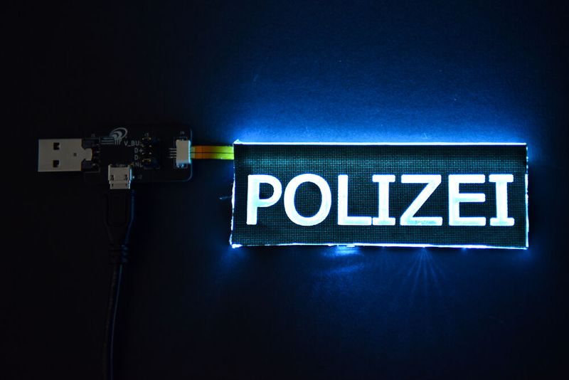 Licht aus dem Gewebe: Es besteht aus einem mehrschichtigen Polymer- oder Silikonkörper und bietet neue Möglichkeiten für Arbeitsschutz, Signalement und Sicherheit. (Bild: Thomas Heinick, SmartTex-Netzwerk)