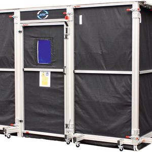 Im Bild ist eine aktive, mobile Laserschutzkabine zum robotergeführten Pulverauftragschweißen zu sehen.