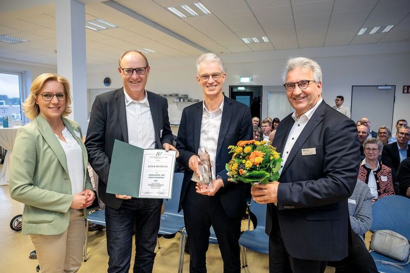 Kompetenz in punkto Innnovationskraft, Ausbildung und Personalentwicklung: 2025 erhielt Sieb & Meyer den Innovations- und Ausbildungspreis der Arbeitgeberverband-Stiftung Lüneburg- Nordostniedersachsen e.V. (Bild: Sieb & Meyer/Andreas Tamme)