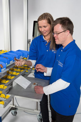 Das Montage-Assistenzsystem von Schnaithmann ist zur Anleitung und Sicherstellung von korrekt durchgeführten Montagschritten bei leistungsgeminderten Menschen ideal. (Bild: Schnaithmann)