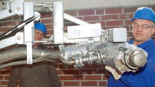 Eine der beiden Schlauchleitung zur Pigmentverladung benötigt wegen ihres hohen Gewichts eine gasfedergestützte Hubeinrichtung. Bild: Roman Seliger (Archiv: Vogel Business Media)