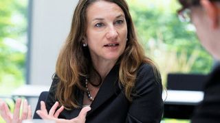 Nicht die Halbleiter bestimmen die Entwicklung von Umrichtern. Barbara Frei: „Die Applikationssoftware ist viel entscheidender. Genauso wie die Frage, wie schnell der Kunde das Produkt in seinen laufenden Prozess integrieren kann.“ (Luca Siermann)