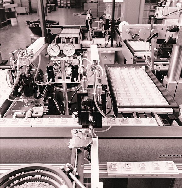 Bild 5: Vollautomatische Produktionsanlage zur Fertigung von Steckdoseneinsätzen in Wetzikon 1985. (Bild: R&M)