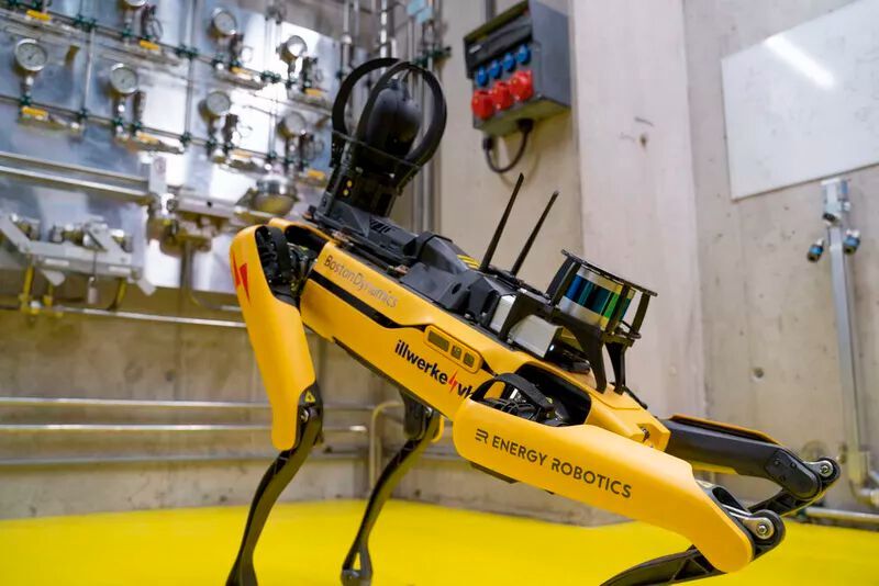 With the help of the sensors, the Exr-2 recognizes its location in the terrain and also avoids obstacles that suddenly appear. In addition, thanks to machine vision, the Exr-2 is able to independently target inspection points such as thermometers, pressure gauges or valves and check their displays or condition. (Source: Energy Robotics)