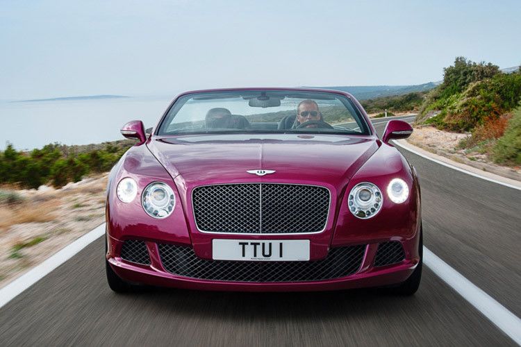 Äußerlich gibt sich das Speed-Cabrio unter anderem durch dunkel getöntes Chrom an Kühlergrill und Stoßfänger sowie spezielle 21-Zoll-Räder zu erkennen. (Foto: Bentley)