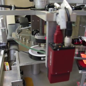 Einer der Partner auf der Vision 4 Automation Tour ist Stemmer Imaging. Hier das Beispiel einer  Schrauben-Prüfstation in der vier Kameras sitzen, welche die Schrauben von allen Seiten aufnehmen. So werden die Schrauben auf diverse Fehler überprüft.