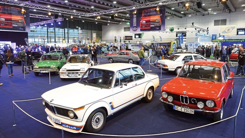 Immer gute Ideen für Sonderschauen hat die Bremen Classic Motorshow: Eine lautete 2023 „Biedermann & Brandstifter“. Unter dieser Überschrift präsentierte man jeweils sehr ungleiche Modellpaare. Einmal ein „normales“ Serienmodell und einmal die entsprechend heiße (Motor-)Sportvariante. (Bild: Dominsky –  »kfz-betrieb«)