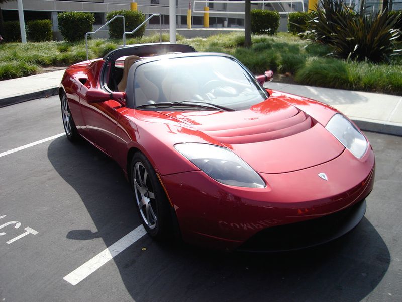 Elektrorenner mit 6831 Laptop-Akkus im Heck: Der Tesla Roadster ging 2008 in Serie.  (Bild: Tesla Motors)