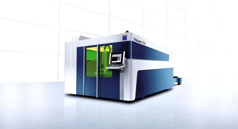 Erstmals auf der Messe Blechexpo 2013 präsentiert, die kürzlich in Stuttgart stattfand: die Trulaser 5030 fiber mit einem Festkörperlaser (a) und die Trulaser 5030 mit CO2-Laser (b). Zwei Weltneuheiten, die bei den Besuchern für Aufsehen sorgten. (Bild: Trumpf)