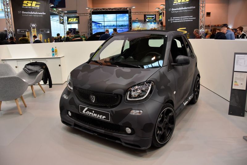 Lorinser zeigt auf dem Continental-Stand ein Smart-Fortwo-Cabrio, das für die Künstlerinitiative „Arthelps“ werben soll. Das Camouflagemuster setzt sich zusammen aus Zeichnungen von Kindern und Jugendlichen in einem Flüchtlingscamp nahe der irakischen Stadt Mossul. (Simon / »kfz-betrieb«)