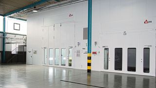 In zwei Taifuno-Kombianlagen von Wolf Anlagen-Technik lackieren die Mönchengladbacher künftig die Kundenfahrzeuge.   (Wenz/»Fahrzeug+Karosserie«)