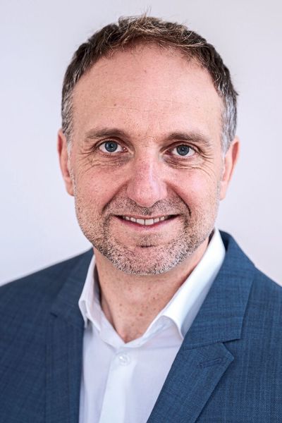 Alejandro Vukotich übernimmt zum 1. Januar 2019 die Leitung des Bereiches Entwicklung Fahrerassistenz und Autonomes Fahren der BMW Group. Er folgt auf Elmar Frickenstein, der den Bereich seit seiner Gründung im Mai 2016 verantwortete. Nach einer dreimonatigen Phase der Übergabe, wird er zum 31. März 2019 in den Ruhestand treten. 
Vukotich verfügt über 19 Jahre Erfahrung im Bereich Aktive Sicherheit, Fahrerassistenz und Autonomes Fahren in der deutschen Automobilindustrie. Elmar Frickenstein leitete von 2006 bis 2016 den Bereich Elektrik, Elektronik und Fahrerlebnisplatz, aus dem der Bereich Fahrerassistenz und Autonomes Fahren hervorging. (BMW)