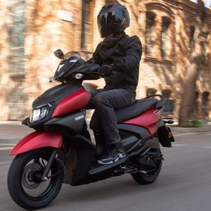 Mit dem Rayzr 125 von Yamaha kommt nun ein Stadtroller nach Europa, der zumindest preislich mit der Billig-Konkurrenz aus Asien mithalten kann.(Bild:  Yamaha)
